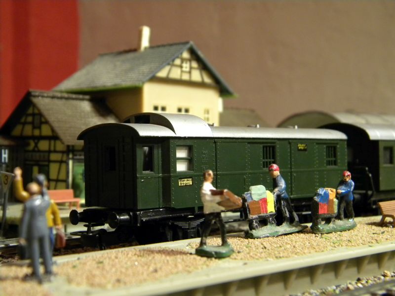 Kleinbahn-D-Zug-Wagen aus den frühen Fünfzigern des vorigen Jahrhunderts im Einsatz mit Fleischmann-Lok 00226