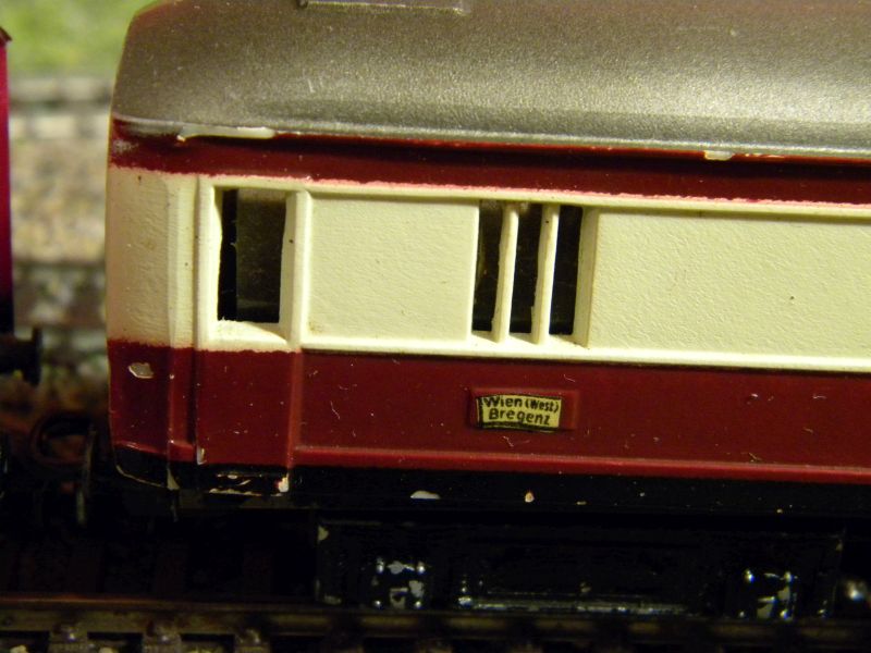 Kleinbahn-D-Zug-Wagen aus den frühen Fünfzigern des vorigen Jahrhunderts im Einsatz mit Fleischmann-Lok 01122