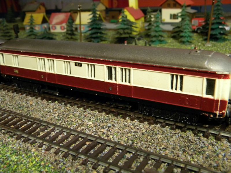 Kleinbahn-D-Zug-Wagen aus den frühen Fünfzigern des vorigen Jahrhunderts im Einsatz mit Fleischmann-Lok 01220