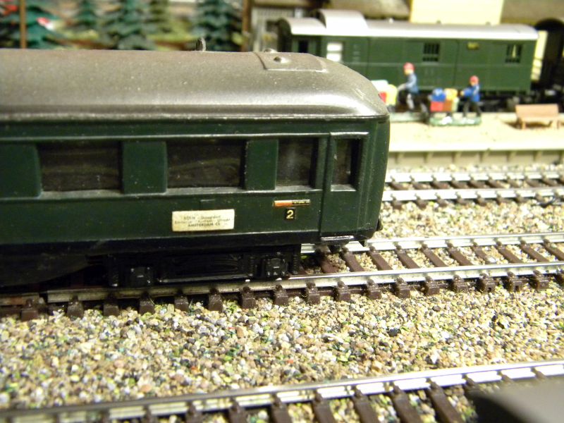 Kleinbahn-D-Zug-Wagen aus den frühen Fünfzigern des vorigen Jahrhunderts im Einsatz mit Fleischmann-Lok 01416
